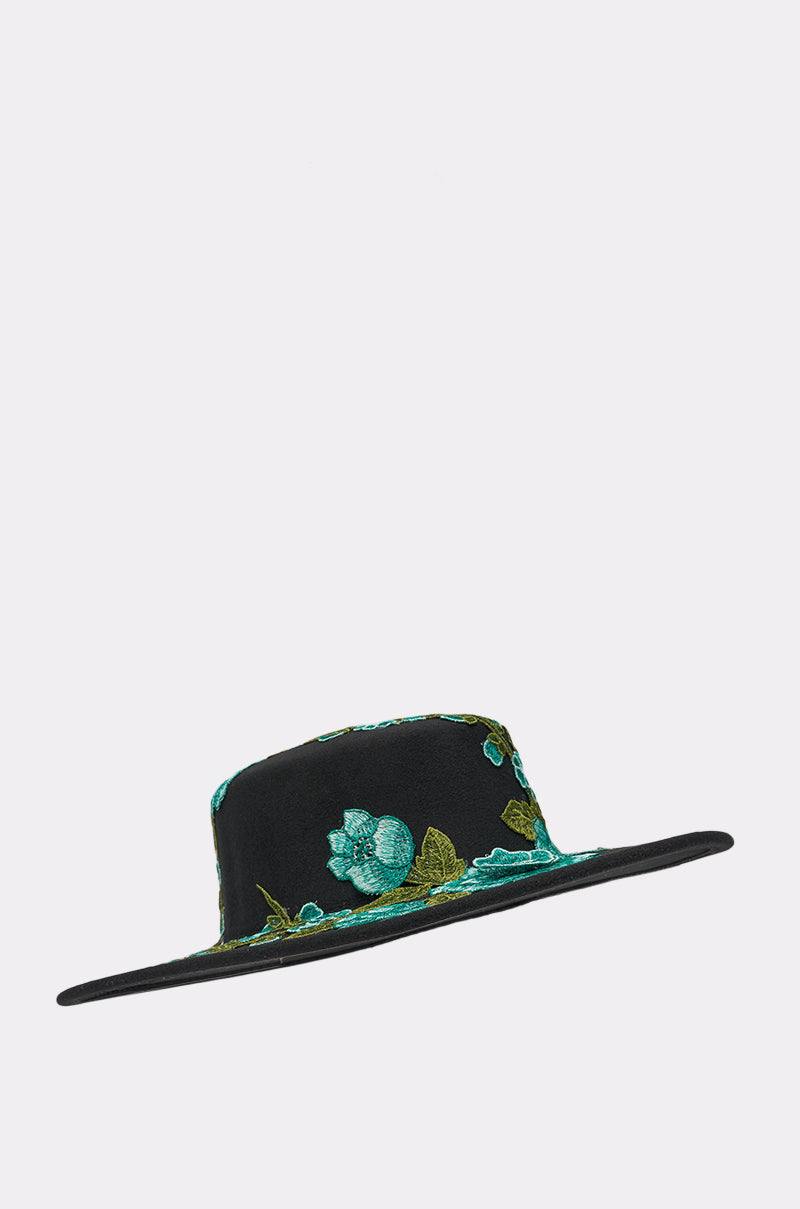 IN THE FIELD APPLIQUE BRIM HAT